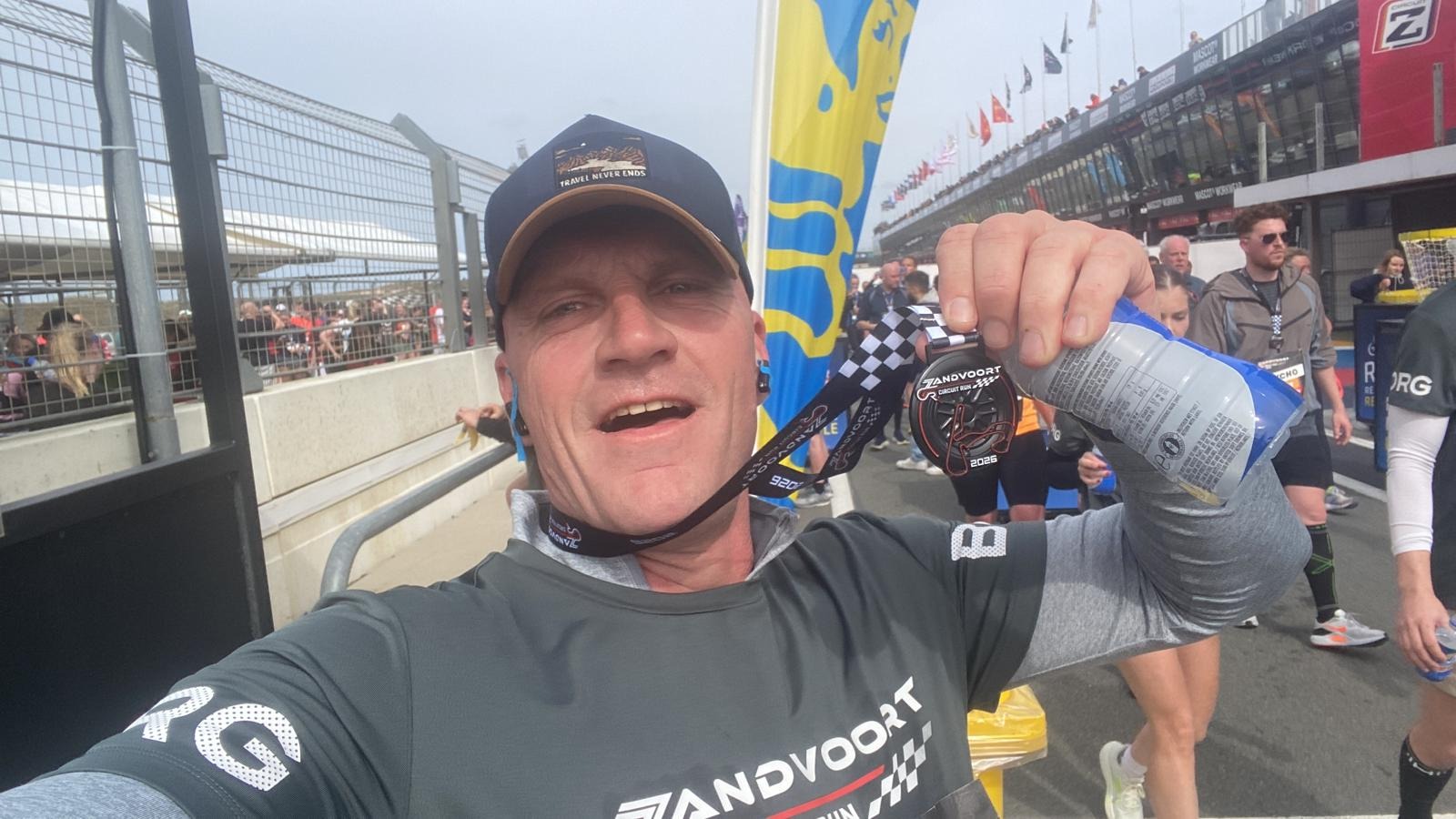 Joost van Beers na de finish van de 12 km Zandvoort Circuit Run